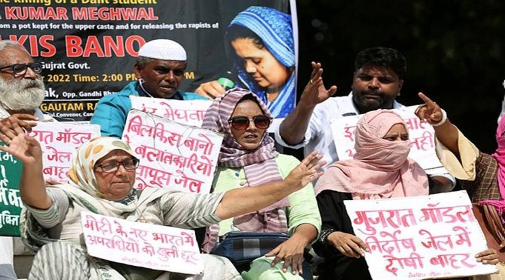 બિલકિસ બાનો મામલાના દોષિતો સામે કાર્યવાહીની માંગને લઇને લખનઉમાં પ્રદર્શન કરતા સામાજિક કાર્યકર્તા.
 (Photo- Indian Express File)