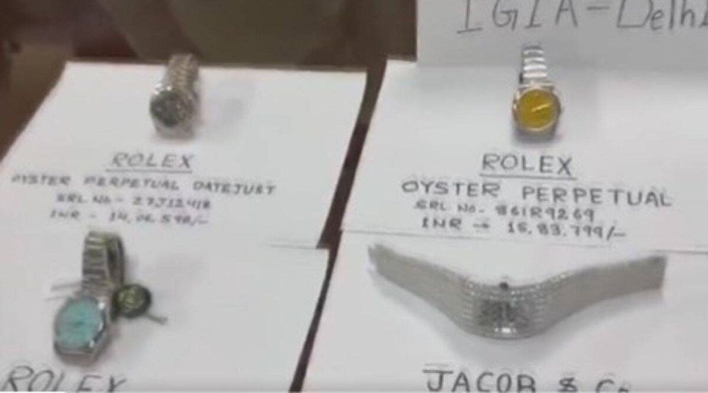 સામાનની અને વ્યક્તિગત તલાશી દરમિયાન સાત કાંડા ઘડિયાળ મળી આવી  (તસવીર - વીડિયોગ્રેબ)