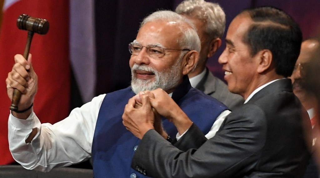 ઇન્ડોનેશિયાના રાષ્ટ્રપતિ જોકો વિડોડોએ સમાપન સમારોહમાં ભારતીય વડાપ્રધાન નરેન્દ્ર મોદીને જી-20ની અધ્યક્ષતાની બેટન સોંપી  (તસવીર - નરેન્દ્ર મોદી ટ્વિટર)