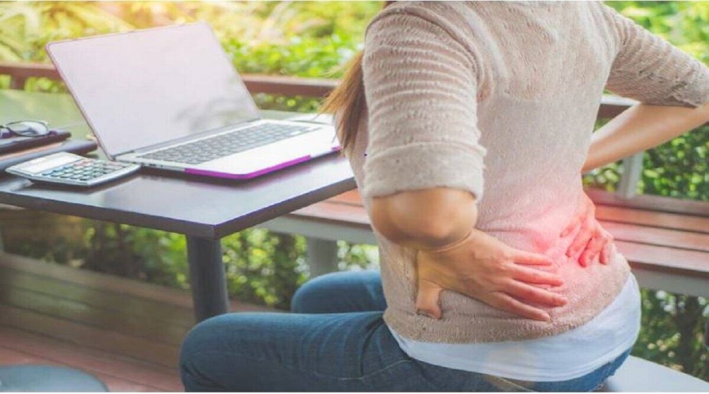 એક જગ્યાએ લાંબા સમય સુધી સતત બેસી રહેવું ના જોઈએ (તસવીર - freepik)