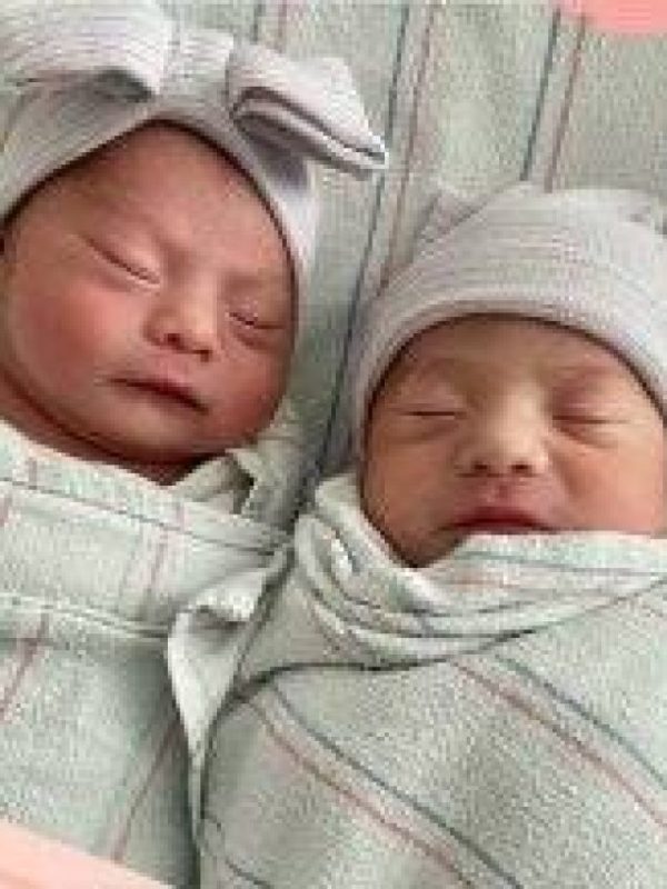 twins different 1