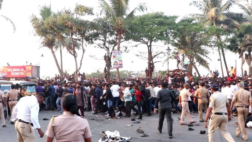 સલમાન ખાનના ઘરની બહાર ભીડ બેકાબુ થતા પોલીસે લાઠીચાર્જ કરવો પડ્યો હતો (Photo: Varinder Chawla)