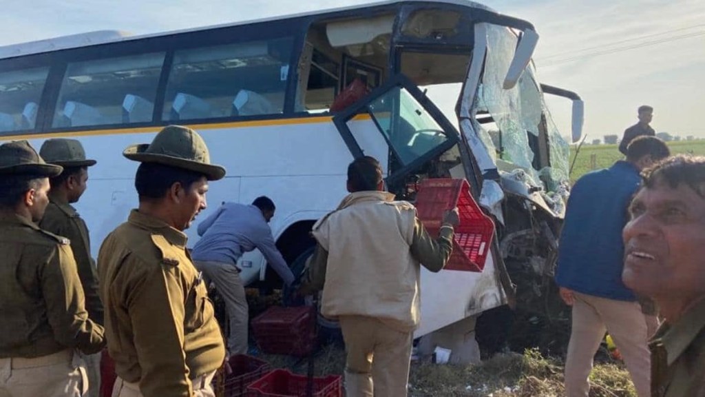 કોંગ્રેસના કાર્યકર્તાઓની બસને અકસ્માત નડ્યો  (Photo Source- Facebook/ Mukesh Agnihotri)