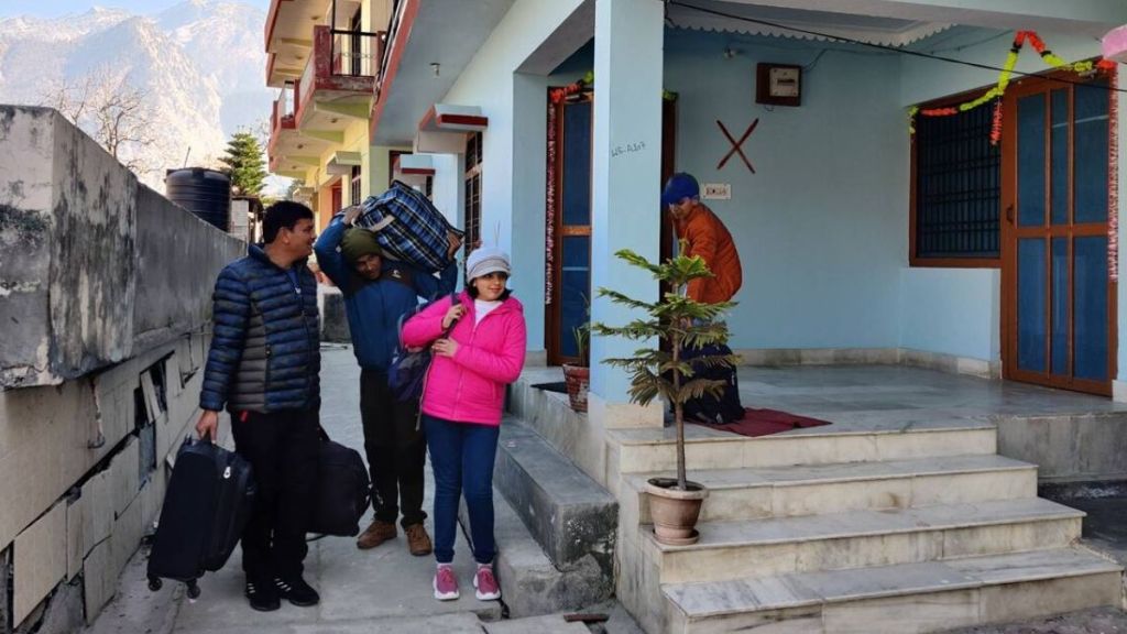 જોશીમઠમાં ભૂસ્ખલનને કારણે લોકોમાં ભયનો માહોલ સર્જાયો છે.