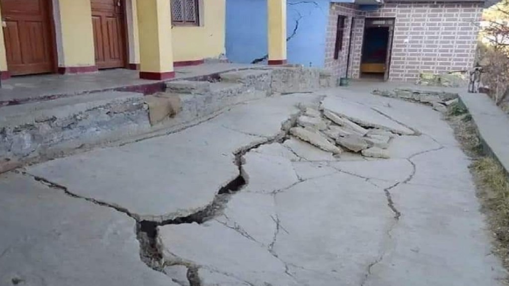 જોશીમઠમાં જમીન ધસી જવાથી ઘણા મકાનોમાં તિરાડો પડી રહી છે (તસવીર - ઉત્તરાખંડ કોંગ્રેસ ટ્વિટર)