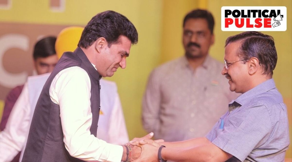 AAPના રાષ્ટ્રીય કન્વીનર અરવિંદ કેજરીવાલ સાથે ઇસુદાન ગઢવી. (નિર્મલ હરીન્દ્રન દ્વારા એક્સપ્રેસ તસવીર/ફાઇલ)