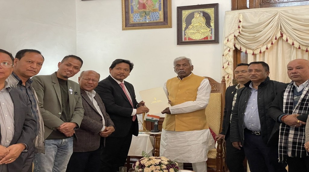 મેઘાલયના મુખ્યમંત્રી અને એનપીપી પાર્ટીના ચીફ કોનરાડ સંગમાએ શુક્રવારે રાજ્યપાલ ફાગુ ચૌહાણને મળીને સીએમ પદેથી રાજીનામું આપી દીધું અને સરકાર બનાવવાનો દાવો રજુ કર્યો (તસવીર -  કોનરાડ સંગમા ટ્વિટર)