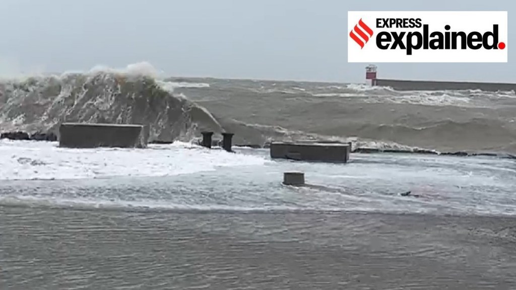 cyclone Biparjoy landfall near Jakhau Port