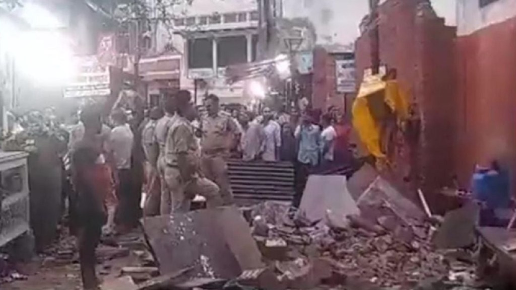 balcony collapse | balcony collapse in vrindavan