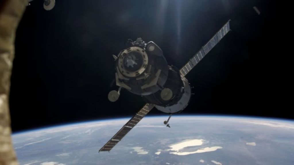 Intelsat 33e explosion, satellite explodes in space,