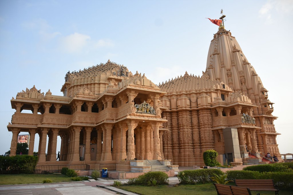 Somnath Temple : સોમનાથ મંદિરસોમનાથ મંદિર ગુજરાતના દરિયા કિનારે આવેલુ પ્ર્ખ્યાત યાત્રાધામ છે. ભગવાન શંકરના 12 જ્યોતિર્લિંગ મંદિરમાં સામેલ સોમનાથ મંદિર દિવાળી વેકેશનમા ફરવા માટે શ્રેષ્ઠ પ્રવાસ સ્થળ છે. સોમનાથ મંદિર અમદાવાદ અને સુરત થી 400 કિમી દૂર છે. સોમનાથ મંદિર નજીક ફરવા માટે ભાલકા તીર્થ, ત્રિવેણી સંગમ સહિત ઘણા જોવાલાયક સ્થળો છે. (Photo: Gujarat Tourism)