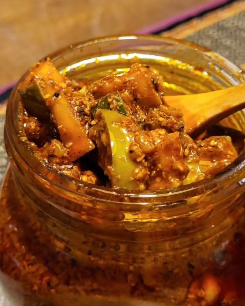 કેરીનું અથાણું : અથાણાની રેસીપીમાં સામાન્ય રીતે પાકેલી કેરી, સરસવના દાણા, મેથીના દાણા, મરચાંનો પાવડર, હળદર, મીઠું, સરકો અને તેલ જેવા મસાલાનો સમાવેશ થાય છે. કેરીને ઝીણી સમારેલી, મસાલા સાથે મિશ્ર કરવામાં આવે છે અને પછી સ્વાદ વિકસાવવા માટે તેલ અને વિનેગરના મિશ્રણમાં થોડા દિવસો માટે સાચવવામાં આવે છે