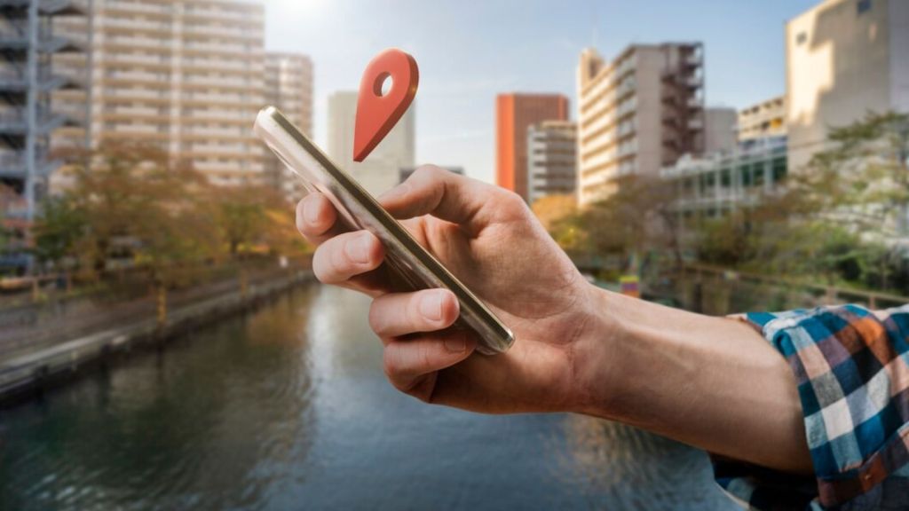 મોબાઇલ લોકેશન બંધ રાખોસ્માર્ટફોનમાં લોકેશન સર્વિસ બંધ રાખવાથી બેટરી ઓછી વપરાશે. આ સાથે બેટરી ઓછો લોડ પડશે અને બેટરી હીટ થશે નહીં. (Photo: Freepik)