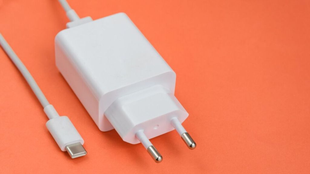 ઓરિજનલ મોબાઇલ ચાર્જ વાપરોબેટરી ચાર્જ કરવા માટે હંમેશા સ્માર્ટફોન સાથે આવેલા કંપનીના ઓરિજનલ ચાર્જરનો જ ઉપયોગ કરવો જોઇએ. જેનાથી બેટરી હીટ થવાની સમસ્યા નહીં થાય. કંપનીના ઓરિજનલ ચાર્જ સિવાય અન્ય કોઇ ચાર્જર વડે મોબાઇલ ચાર્જ કરવાથી બેટરી હીટ થાય છે, જે નુકસાન પહોંચાડી શકે છે. (Photo: Freepik)