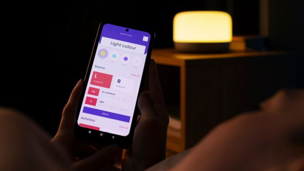 સ્ક્રીન બ્રાઇટનેસ ઓછી રાખોમોબાઇલ સ્ક્રીનની બાઇટનેસ વધારે હશે તો બેટરી વધારે વપરાશે. આથી બેટરી ઝડપથી ગરમ થઇ જાય છે. સ્માર્ટફોન ઓટો બ્રાઇટનેસ ફીચરનો ઉપયોગ કરી બેટરીનો વપરાશ ઘટાડી શકાય છે. (Photo: Freepik)