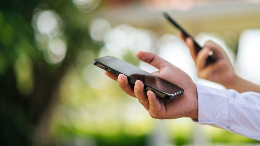 ઉનાળામાં મોબાઇલ બેટરી ગરમ થતી રોકવાની ટીપ્સઉનાળાની ગરમીમાં સ્માર્ટફોનની બેટરી ઝડપથી ગરમ થઇ જાય છે. વધારે ગરમ થતા મોબાઇલની બેટરીને નુકસાન થઇ શકે છે. બેટરી ઝડપથી ડ્રાય થવાની સમસ્યા થઇ શકે છે. ઘણી વખત તો બેટરી વધારે ગરમ થતા બ્લાસ્ટ પણ થવાની ઘટનાઓ બને છે. આવી અનિશ્ચિનિય ઘટનાથી બચવા ઉનાળામાં ફોનની બેટરીનું ધ્યાન રાખવું જરૂરી છે. અહીં 5 ટીપ્સ આપી છે, જે અનુસરી તમે ઉનાળાની ગરમીમાં મોબાઇલ બેટરી ગરમ થતી બચાવી શકો છો. (Photo: Freepik)