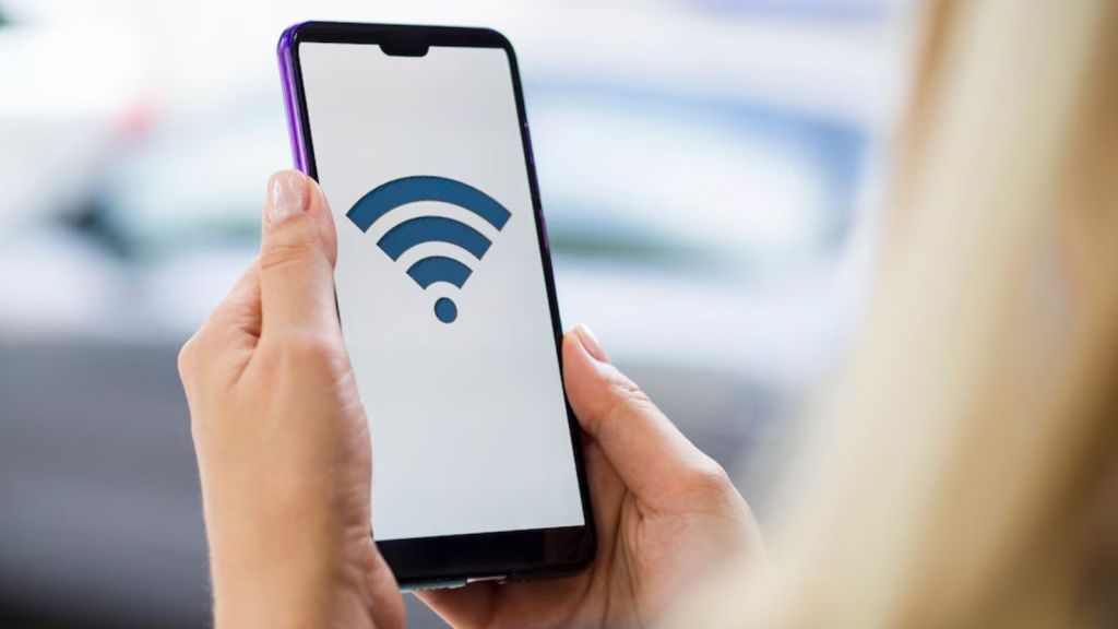 બ્લૂટૂથ, વાઇફાઇ બંધ રાખોસ્માર્ટફોનમાં બ્લૂટૂથ અને વાઇફાઇ જરૂર ન હોય ત્યારે બંધ રાખો. તેનાથી બેટરી ઓછી વપરાશે અને વારંવાર ચાર્જ કરવી પડશે નહીં. તો એપલ ફોન યુઝર્સ air drop ને પણ બંધ રાખે. (Photo: Freepik)