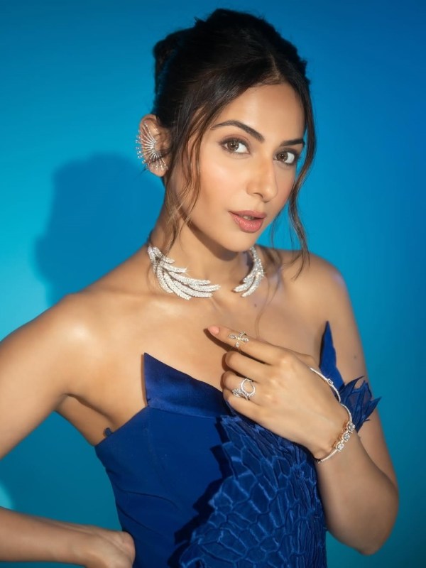 Rakul Preet Singh Blue Look Photos: રકુલ પ્રીત સિંહ 'રોયલ' બ્લુ લુક, ફેન્સ થયા દિવાના । rakul preet singh blue bold look photos viral on social media