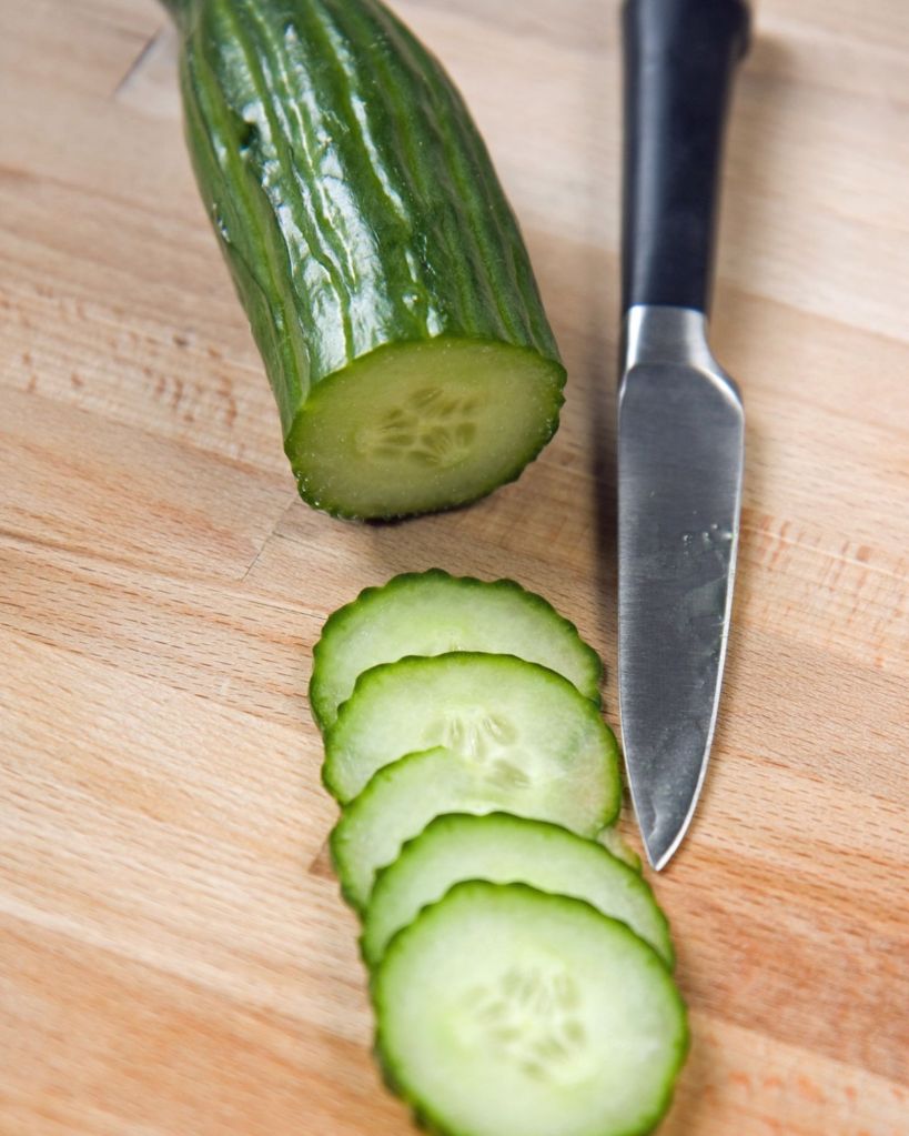 right way to eat cucumber | શું રાત્રે કાકડી ખાવી જોઈએ