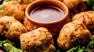 why pakoda associated with rainy weather | વરસાદ પડે ત્યારે ભજીયા ખાવાની ઈચ્છા કેમ થાય છે?