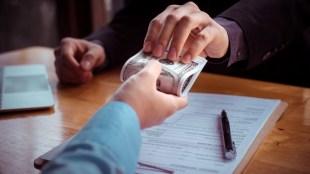 Illegal gambling, Gujaratis arrested
