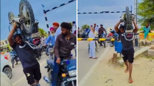 Railway Crossing Viral Video | Railway Crossing | Viral Video | man lift 112 kg bike on his shoulder