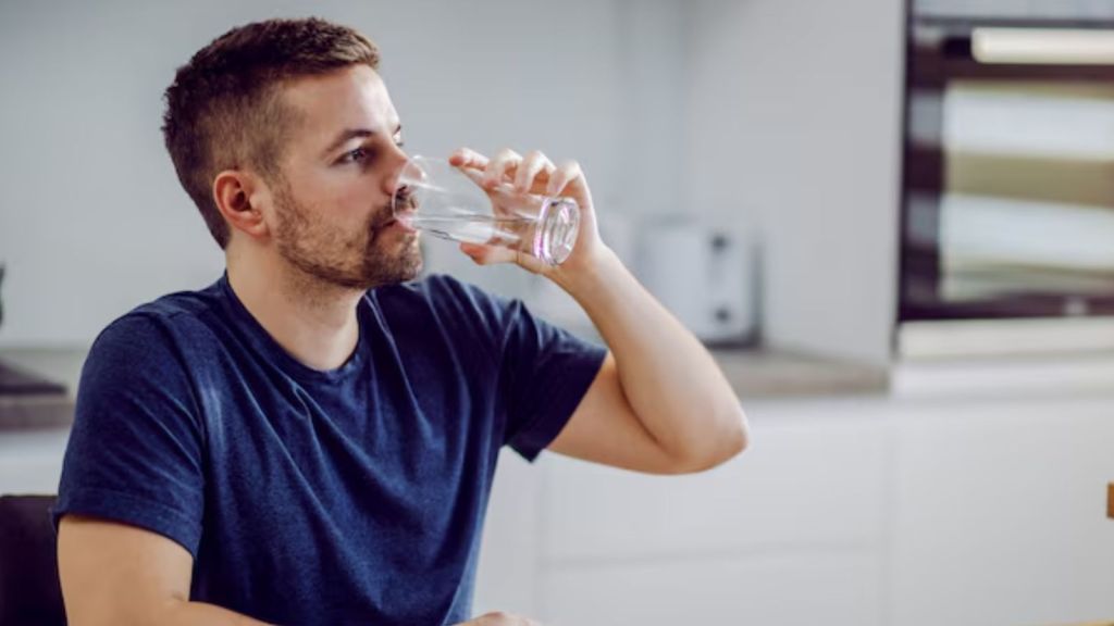 મહત્તમ ફાયદો મેળવવા માટે ક્યારે પાણી પીવું જોઈએ